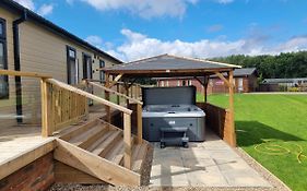 Pet Friendly 2-Bed Luxury Lodge In Routh W Hottub